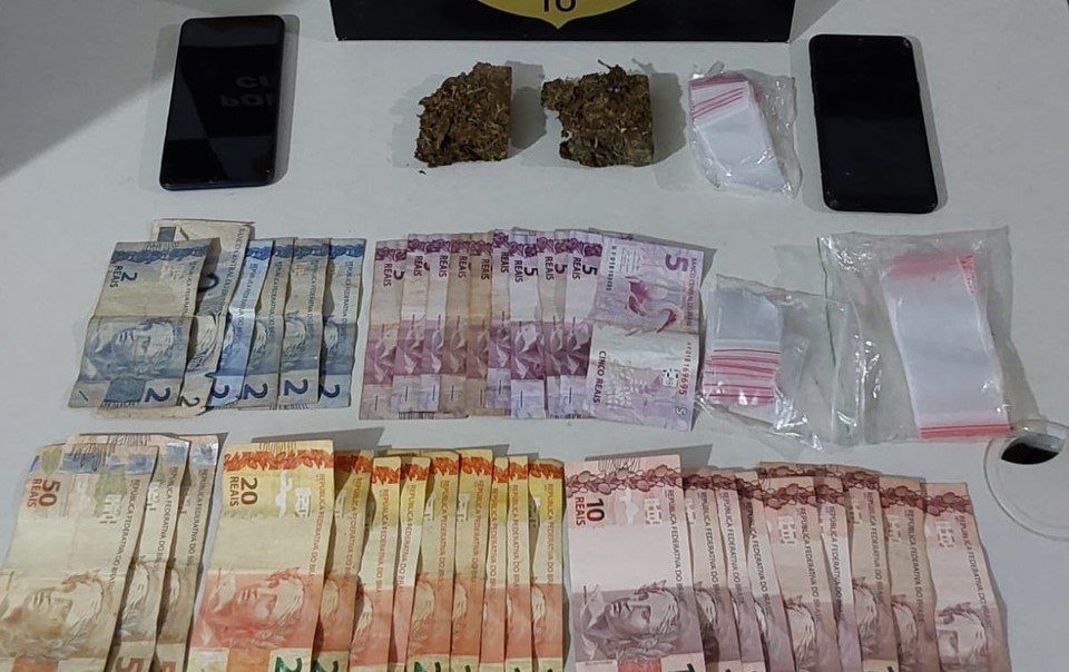 Casal é preso por tráfico de drogas e polícia apreende mais de R$ 500,00 e dois celulares