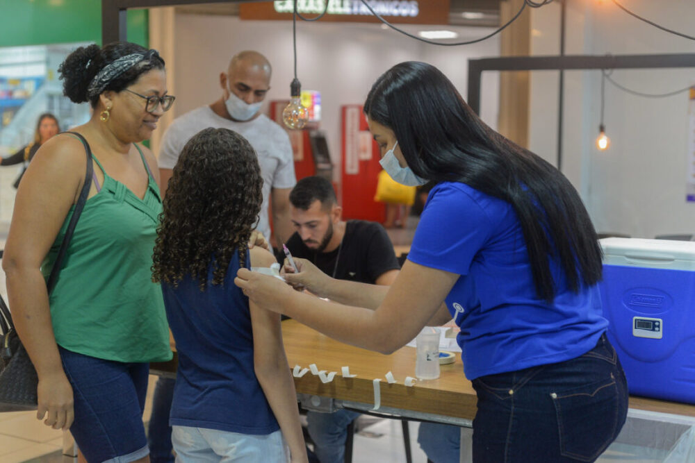 Semus promove ação de vacinação contra covid-19 no Palmas Shopping