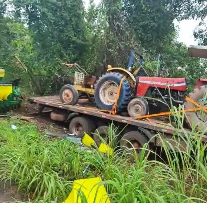 Batida entre carretas deixa TO-336 parcialmente interditada próximo a Gurupi; os veículos transportavam soja e máquinas agrícolas