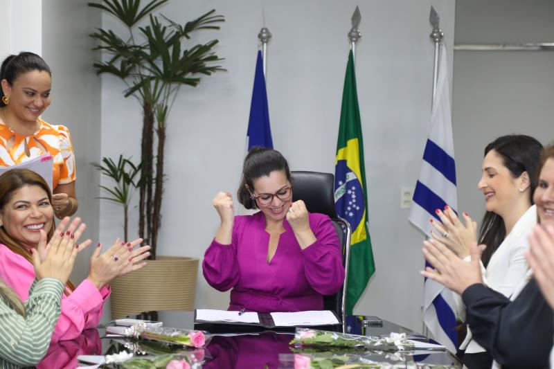 Cinthia Ribeiro assina emenda de Licença maternidade para Prefeitas e contrato de construção da 'Casa da Mulher'