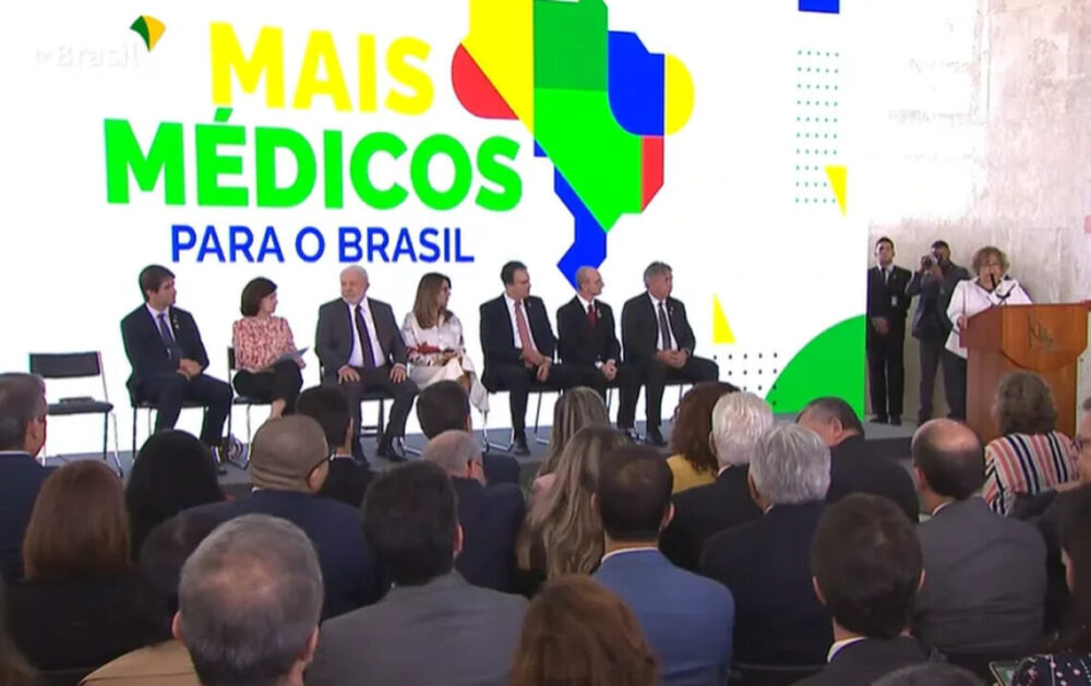 Governo relança Mais Médicos; brasileiros terão prioridade