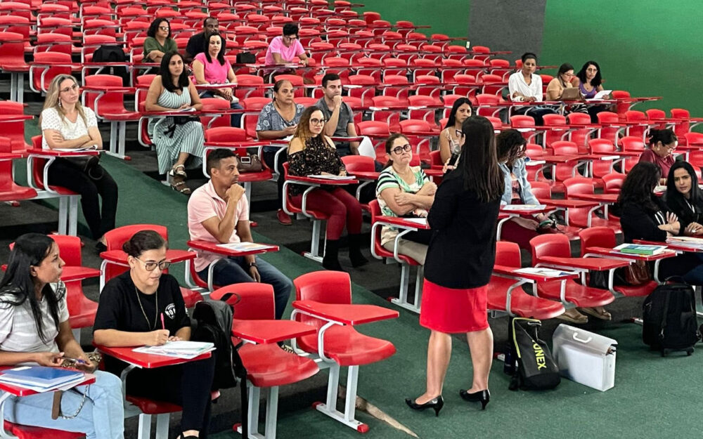 Professores participam de formação continuada sobre práticas de linguagem em Palmas