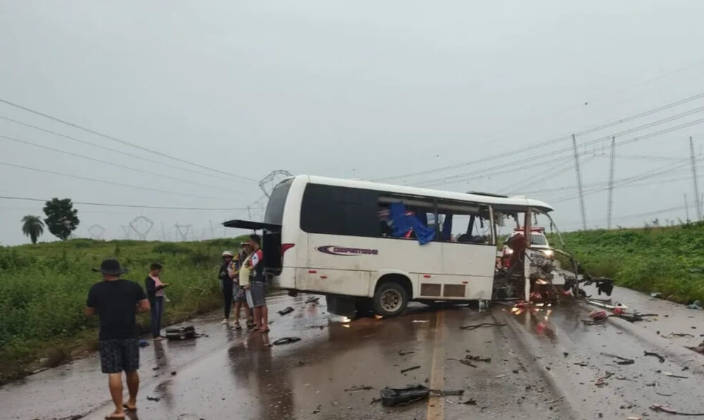 CENAS FORTES: Acidente entre micro-ônibus e caminhão deixa ao menos 9 mortos no Pará; veja vídeo