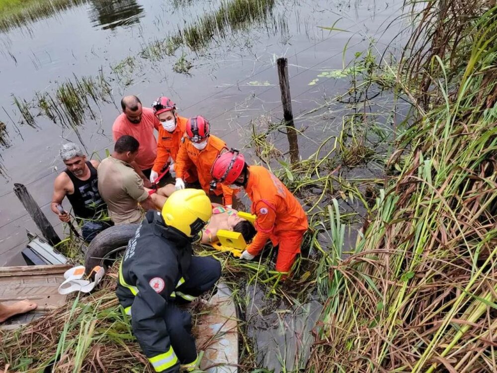 Carro capota, cai em ribanceira alagada e policiais salvam motorista de afogamento; o caso aconteceu em Araguatins