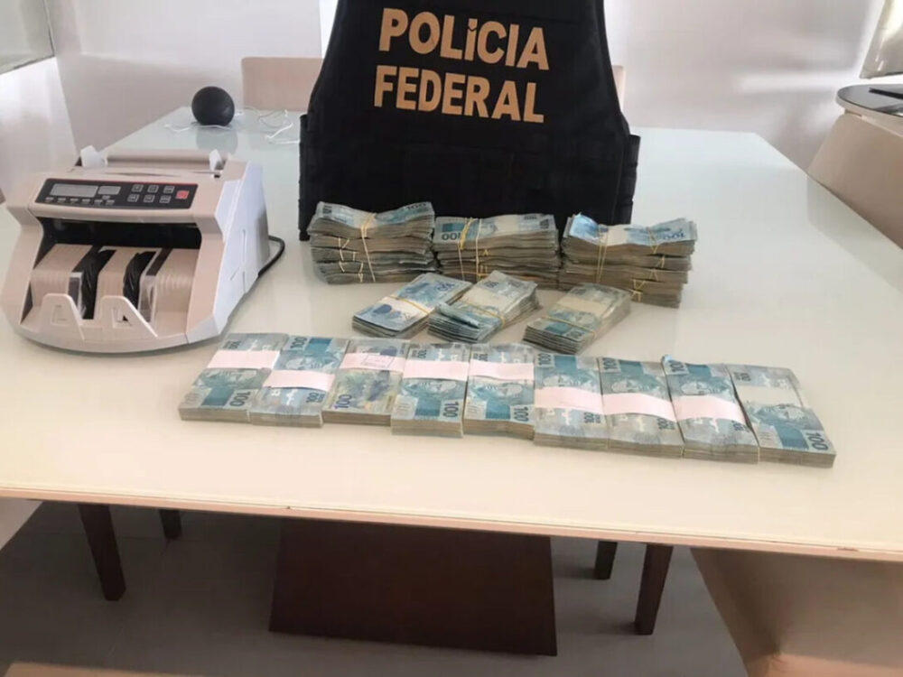 Filho de desembargador é investigado por venda de sentenças a traficantes e PF encontra R$ 270 mil em dinheiro na sua casa