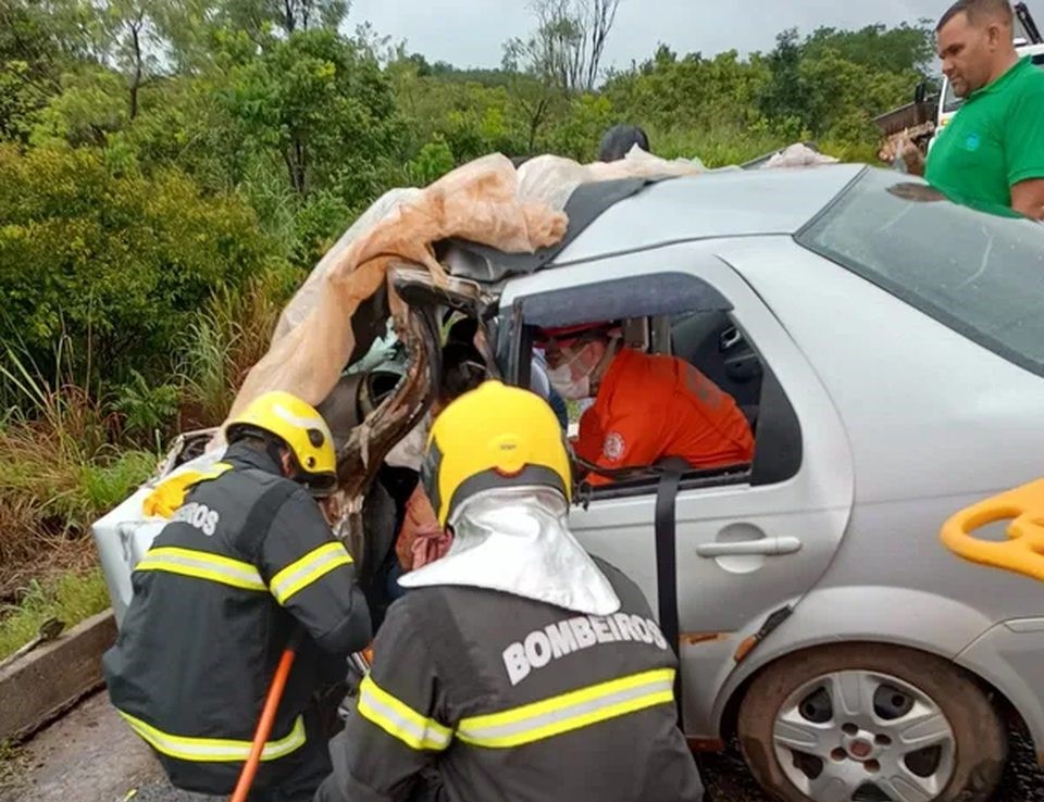 Colisão entre carreta e carro em Tabocão termina com vítima presa às ferragens do carro na BR-153
