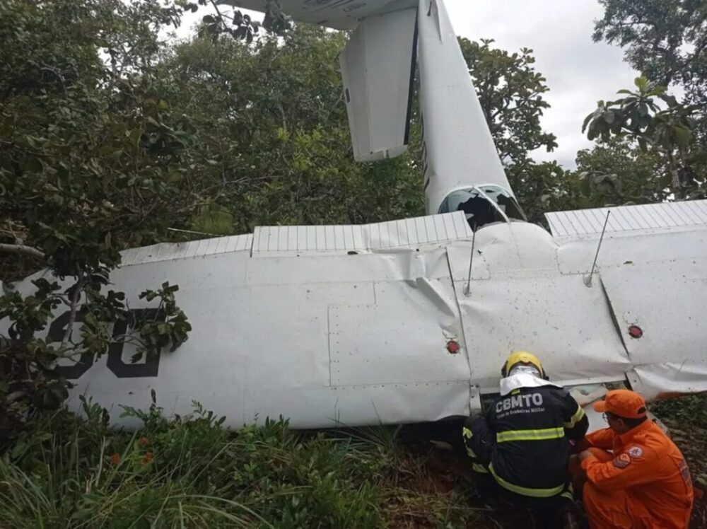 Piloto do avião que caiu em Luzimangues segue internado no HGP; investigação do caso é iniciada
