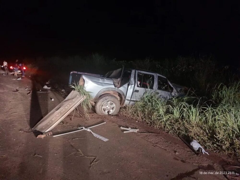 Três pessoas ficam gravemente feridas após caminhonete capotar em zona rural de Paraíso do Tocantins