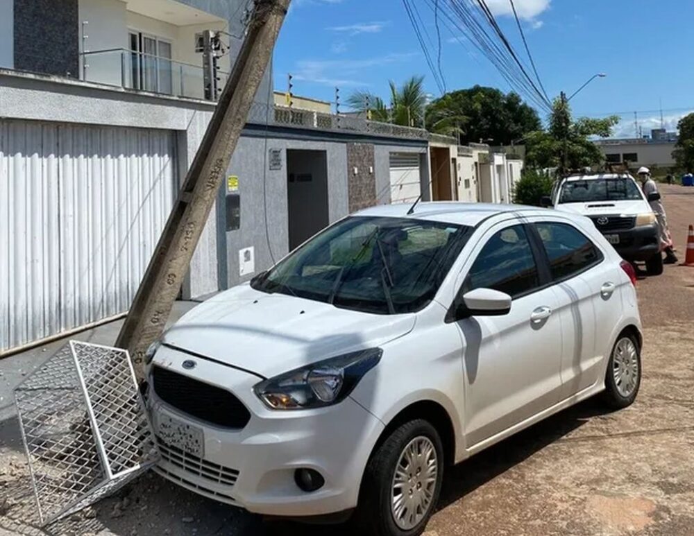 Carro bate em poste e deixa mais de 80 casas sem energia elétrica na região norte de Palmas