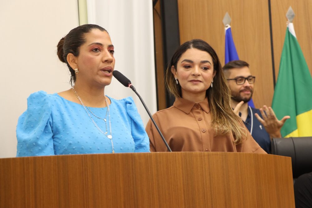 Vereadora Elaine Rocha homenageia professora da rede municipal de ensino no Dia Nacional da Língua Brasileira de Sinais