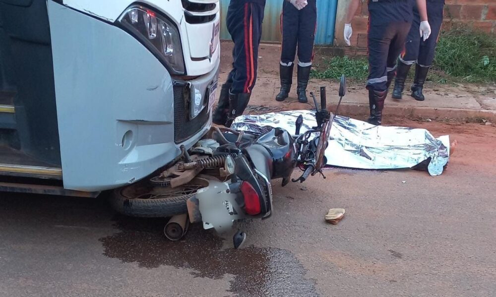 Motociclista de 36 anos morre após colidir com ônibus em cruzamento do setor Jardim Taquari, na região sul de Palmas