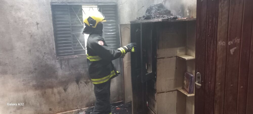 Incêndio em residência deixa estrutura e móveis destruídos em Colinas do Tocantins