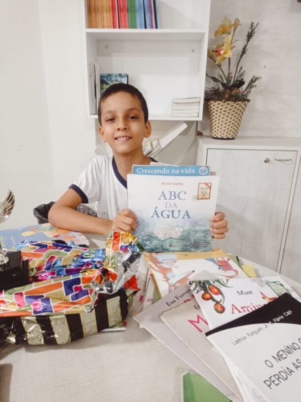 Aluno de 9 anos de escola da rede municipal de Palmas ler mais de 30 livros em um mês