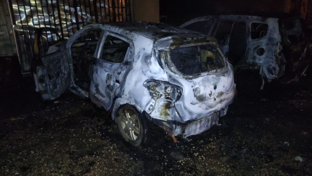 Carros ficam completamente destruídos após pegarem fogo em oficina da região Sul de Palmas