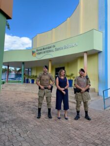 Policiais militares do 6° BPM, de Taquaralto, realizam visitas preventivas em escolas da região sul de Palmas para reforçar a segurança e orientar alunos e professores