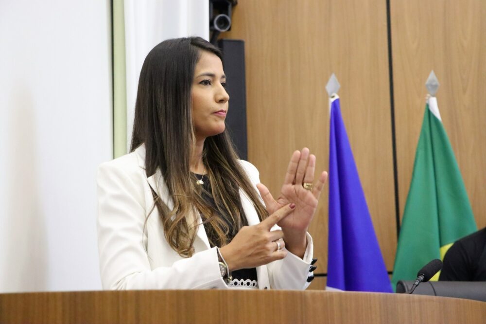 Vereador Eudes Assis homenageia Débora Guedes em Sessão Solene alusiva ao Dia Nacional da Língua Brasileira de Sinais.
