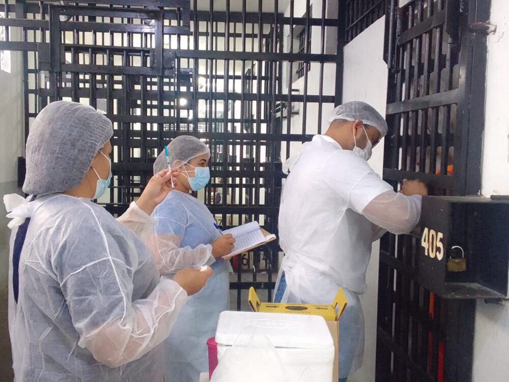 Mais de 3 mil presos são imunizados com doses das vacinas de Influenza, Covid-19 e Bivalente no Tocantins