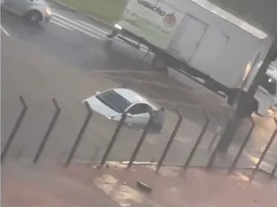 VÍDEO: Homens tentam segurar carro que era levado por enxurrada em Araguaína