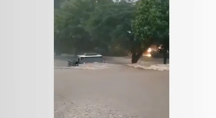 [VÍDEO] Durante temporal em Guaraí, motorista tenta atravessar avenida alagada com água até o para-brisa do carro
