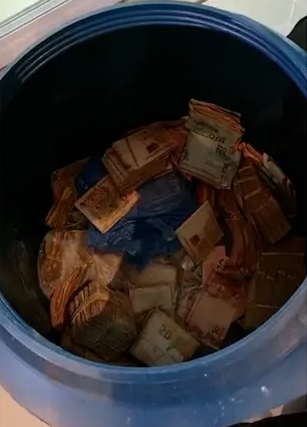 PF encontra grande quantidade de dinheiro escondido em tambor durante 'Operação Rota Caipira' de combate ao tráfico internacional de drogas