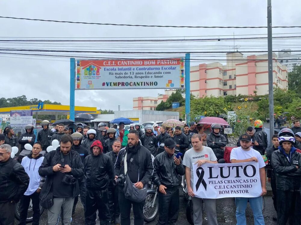 Grupo de 150 motoboys faz cortejo em homenagem a vítimas de ataque a creche de Blumenau