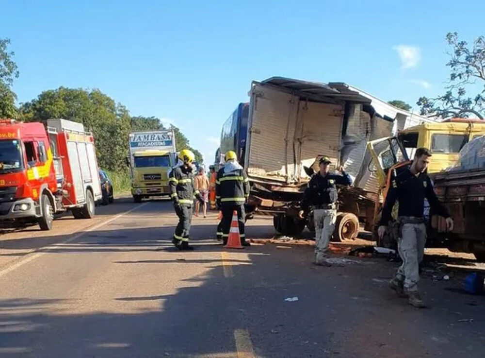 Grave acidente entre um ônibus e dois caminhões no sul do Tocantins deixa cinco pessoas feridas