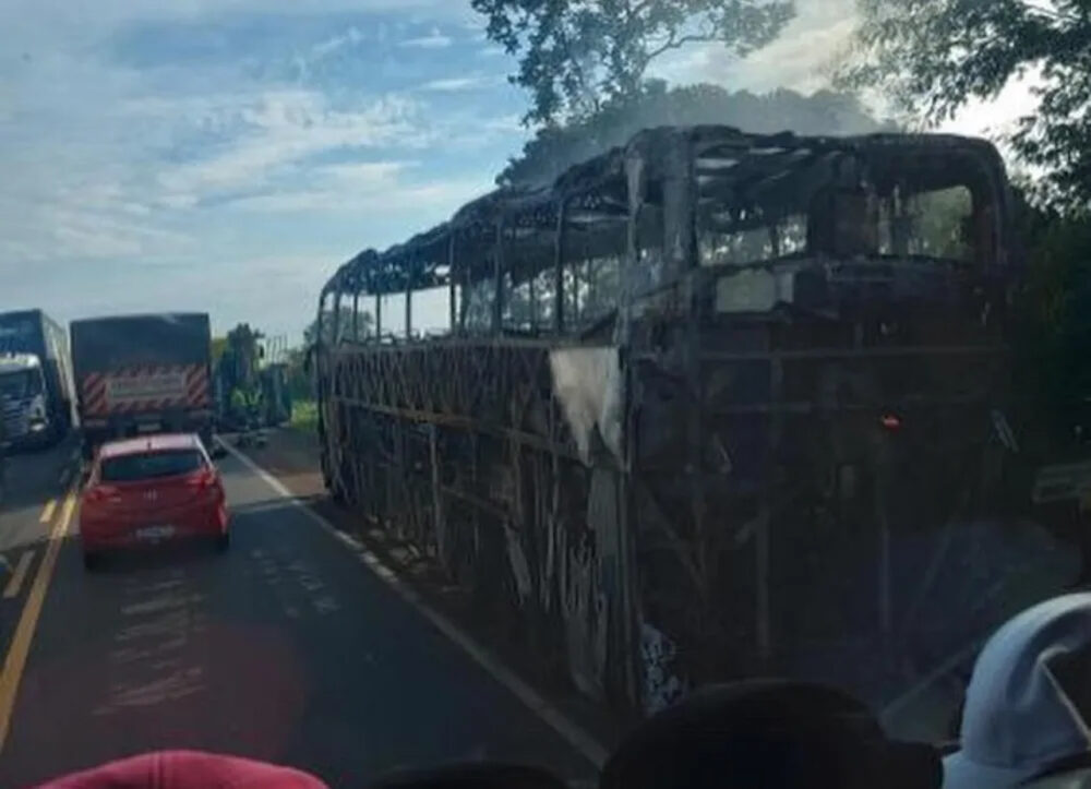 Incêndio em ônibus de transporte rodoviário com 44 passageiros a bordo destrói veículo e interdita pista próximo a Figueirópolis; confira