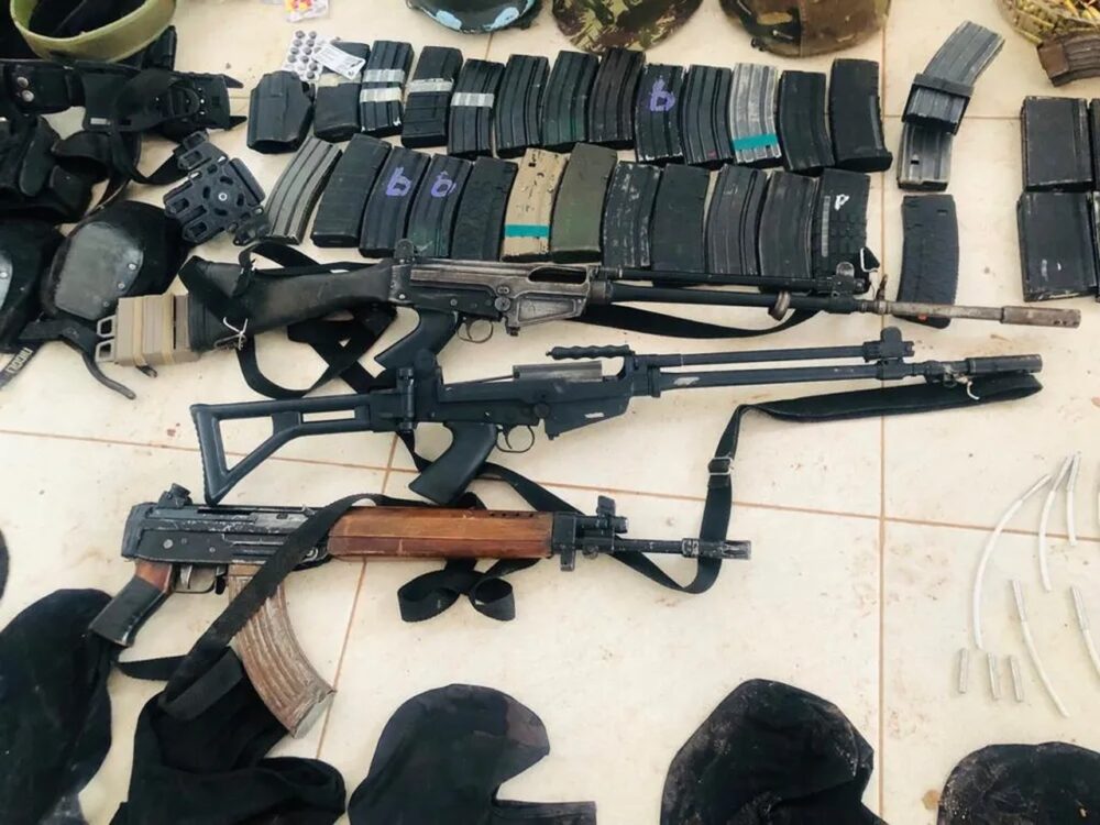 MAIS ARMAS: Arsenal de grosso calibre do grupo que atacou Confresa-MT é apreendido pela PM na zona rural próximo a Ilha do Bananal