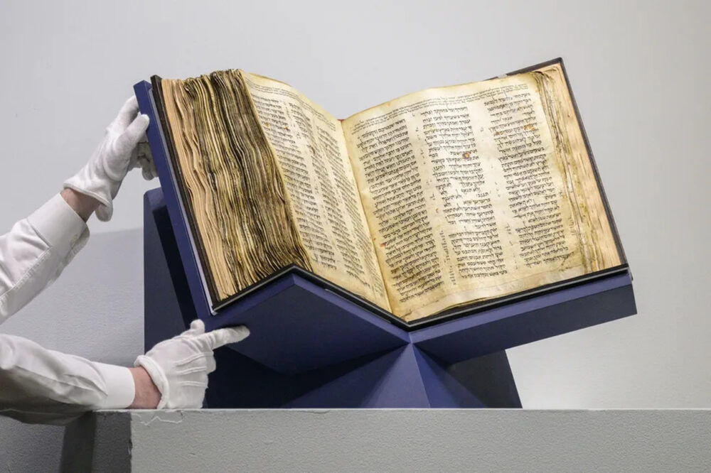 Escrita há 1100 anos, bíblia hebraica é vendida por R$ 190 milhões; veja fotos