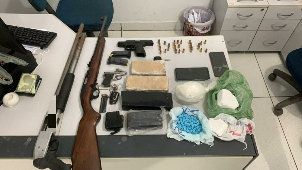 Operação Porto Seguro: Ação da Polícia Civil resulta na prisão de dois homens e uma mulher com 4 armas e uma grande quantidade de drogas em Porto