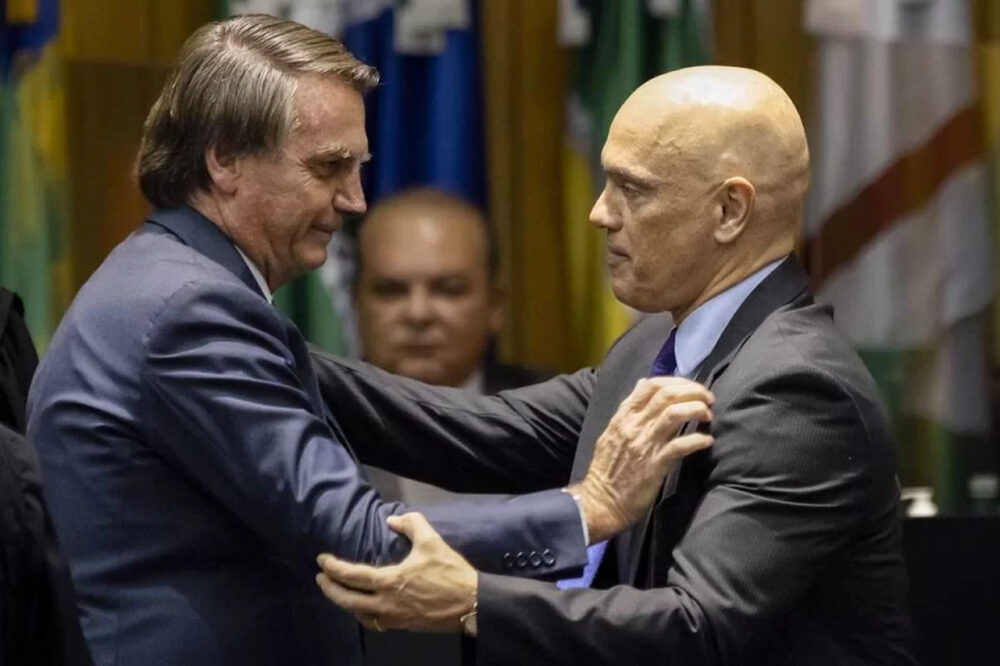 Alexandre de Moraes determina apreensão de armas e passaporte de Bolsonaro