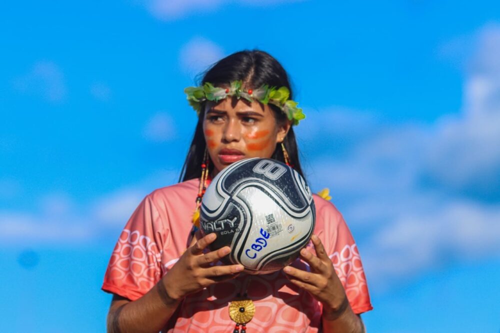 Aluna indígena da rede estadual de ensino do Tocantins assina contrato profissional com time de futebol de São Paulo