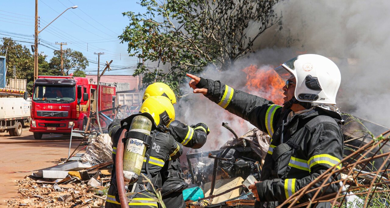Incêndio em ferro velho da quadra 812 Sul, em Palmas, é contido graças a atuação rápida do Corpo de Bombeiros