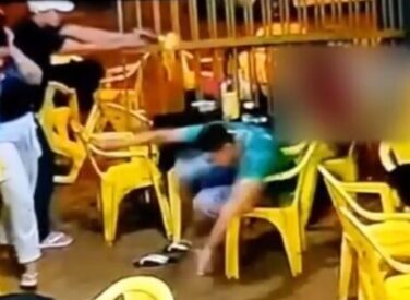 VÍDEO - Homem leva pelo menos quatro tiros em bar da região sul de Palmas