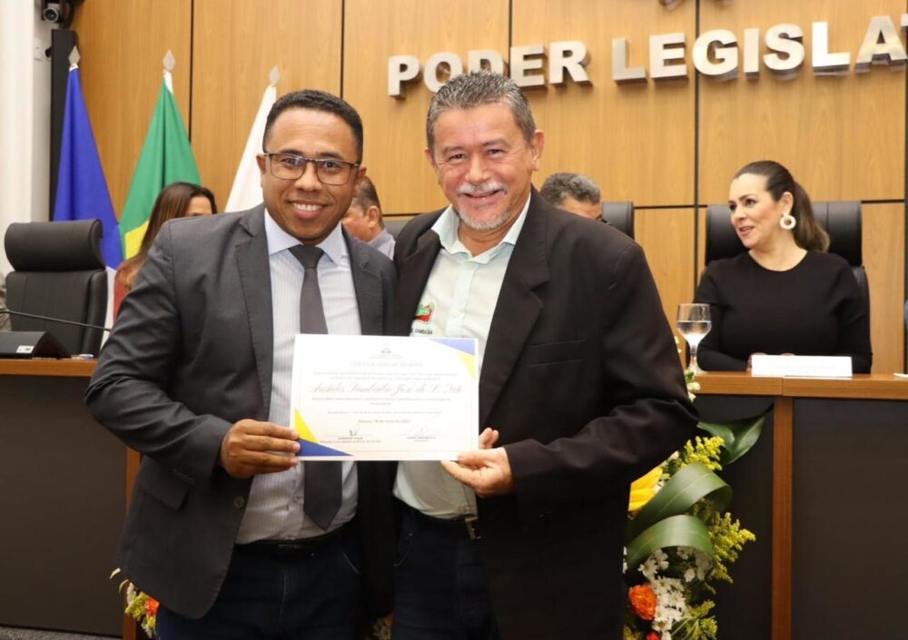 Vereador Daniel Nascimento entrega certificado de honra e mérito a “Cidadão Pioneiro” da capital, em Sessão Solene na Câmara Municipal