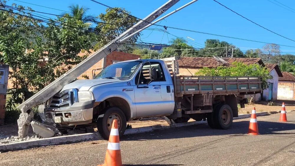 Moradores de Monte do Carmo ficam sem energia por cerca de 2 horas após motorista bater caminhonete em poste