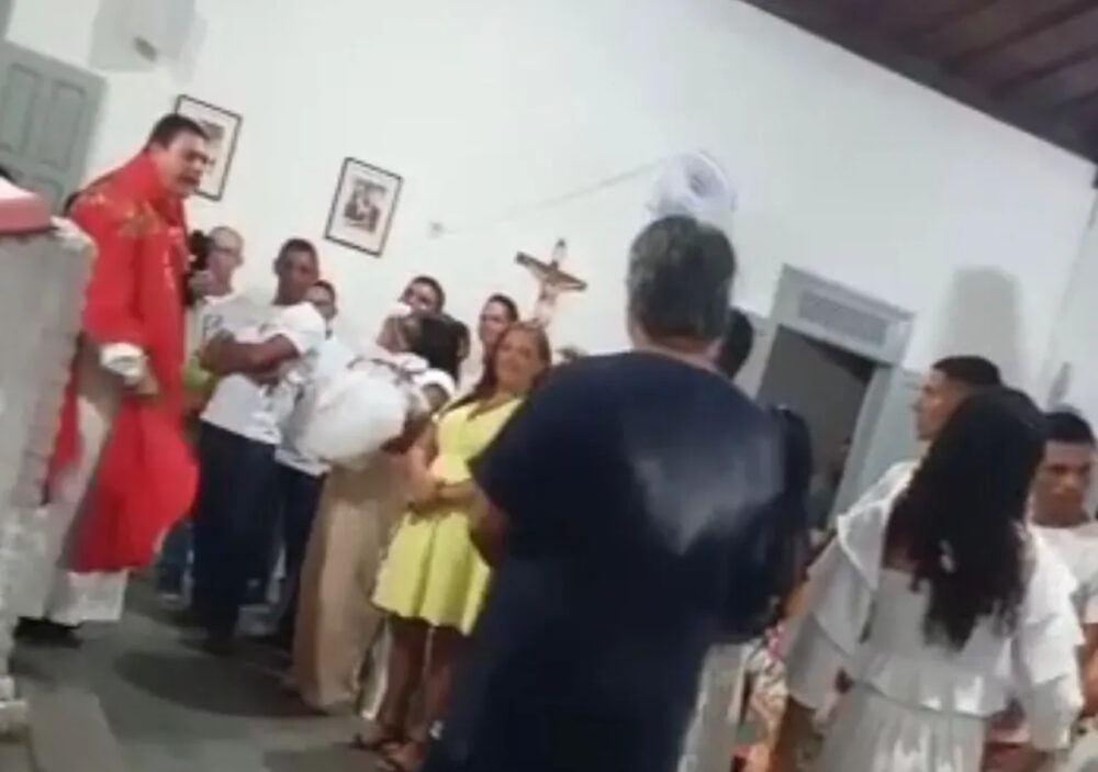 VÍDEO: Padre expulsa padrinho aos gritos durante cerimônia de batismo em Propriá-SE; 