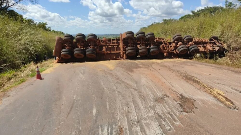 [VÍDEO]: Carreta carregada de grãos tomba na TO-335, interdita pista e motorista fica com as pernas presas às ferragens