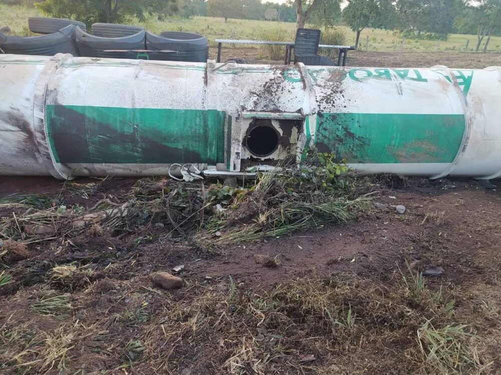Semirreboque carregado com pelo menos 30 mil litros diesel tomba e deixa pista interditada na BR-153, em Cariri do Tocantins