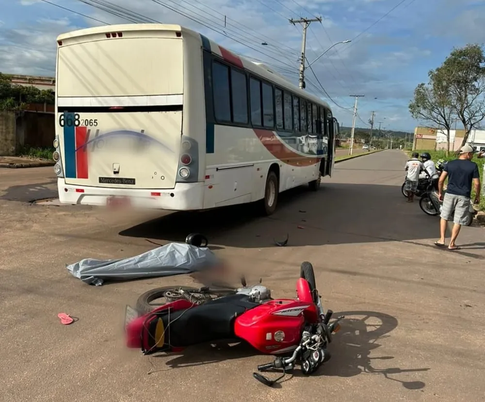 Mulher morre após colidir motocicleta em ônibus durante travessia precipitada em cruzamento de Araguaína