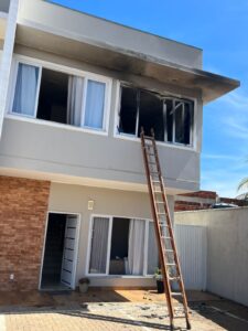 Incêndio atinge sobrado de um residencial na quadra 305 sul, em Palmas