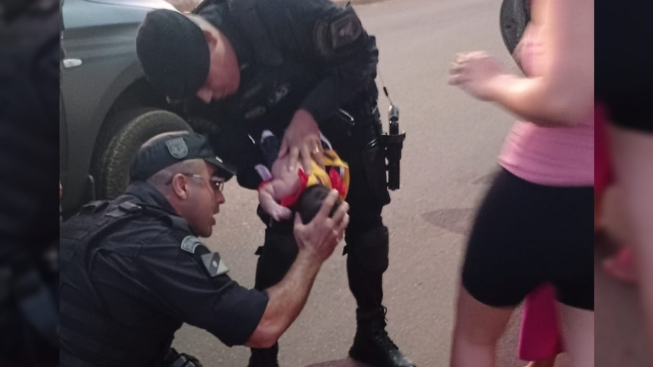 Ato heroico: Mãe desesperada na rua com bebê desmaiada após engasgo no Taquarí; policiais militares do BOPE se deparam com situação e salvam a vida da criança