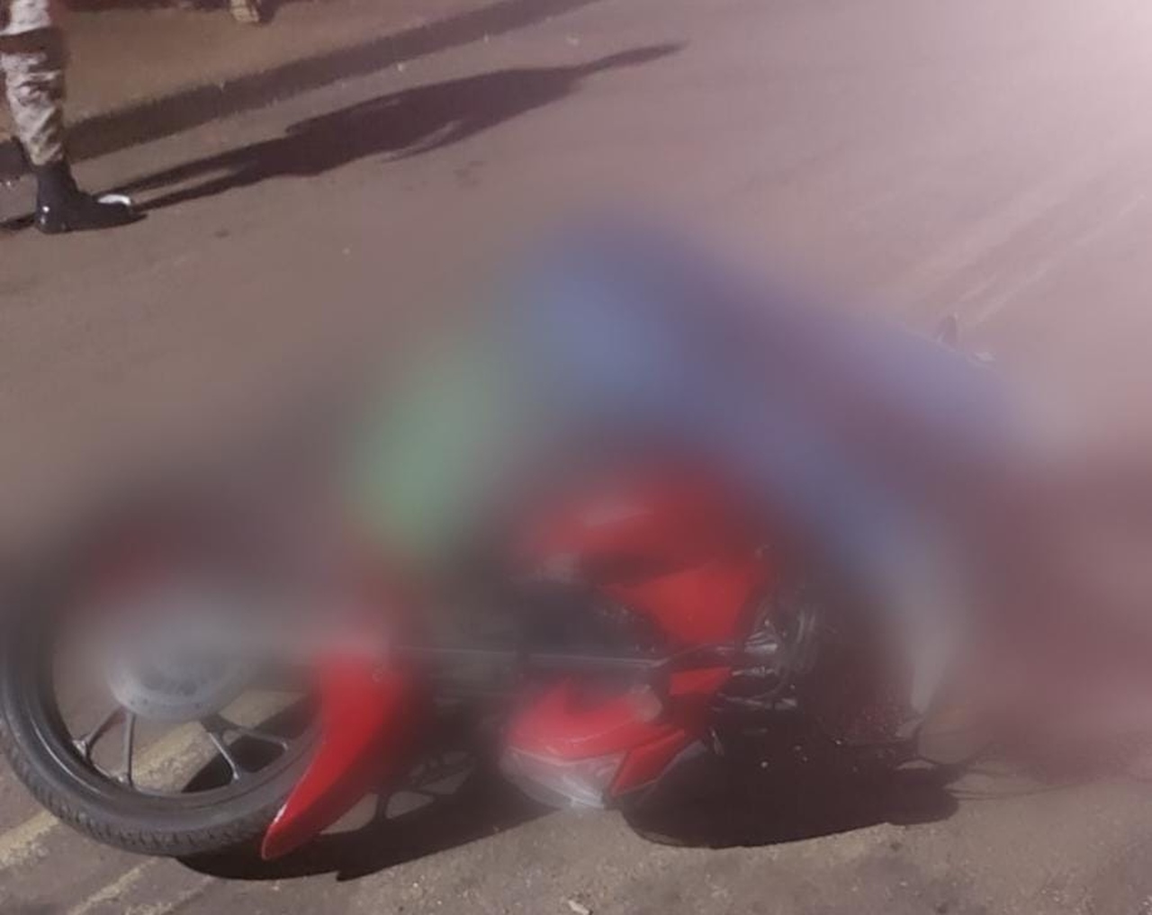 Motociclista é abordado por criminosos e morto a tiros no Aureny I