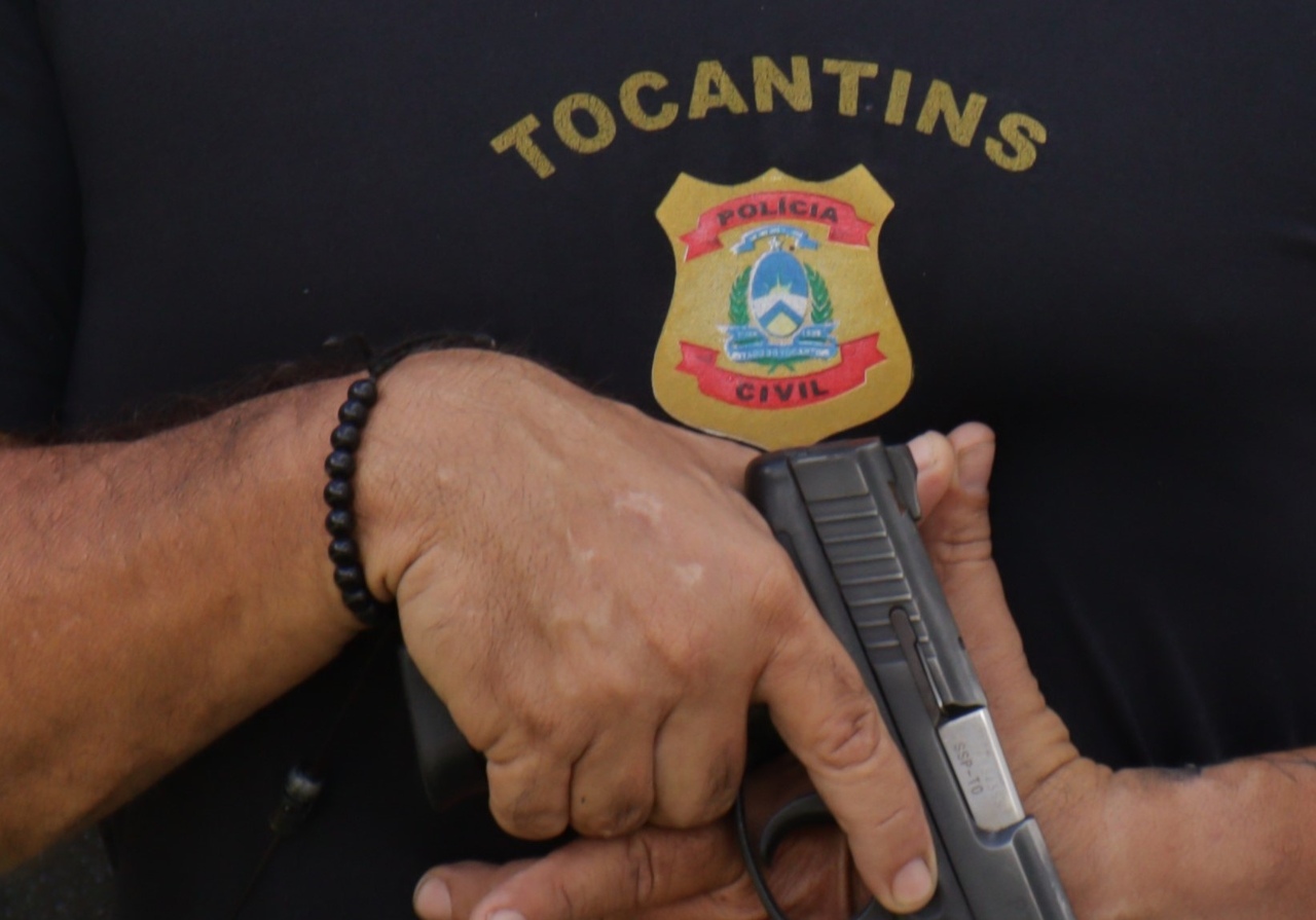Mulher com mandado de prisão por tráfico de drogas é presa em Palmas