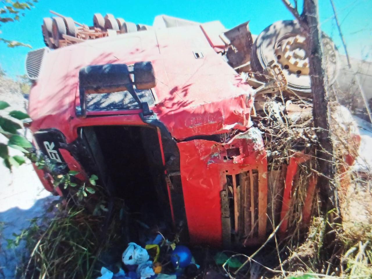 Grave acidente entre caminhão e caminhonete mata um homem e duas crianças na TO-262, em Pindorama