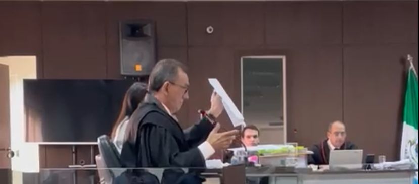 [VÍDEO] Advogado surpreende testemunha e apresenta mandado de prisão contra ela durante julgamento em Guaraí