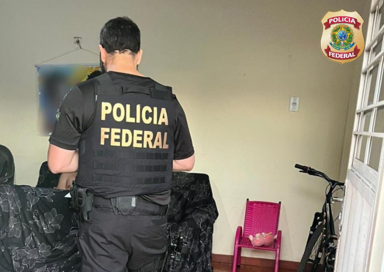 Polícia Federal cumpre mandado de busca e apreensão na casa de suspeito de armazenar pornografia infantil no celular em Tocantinópolis