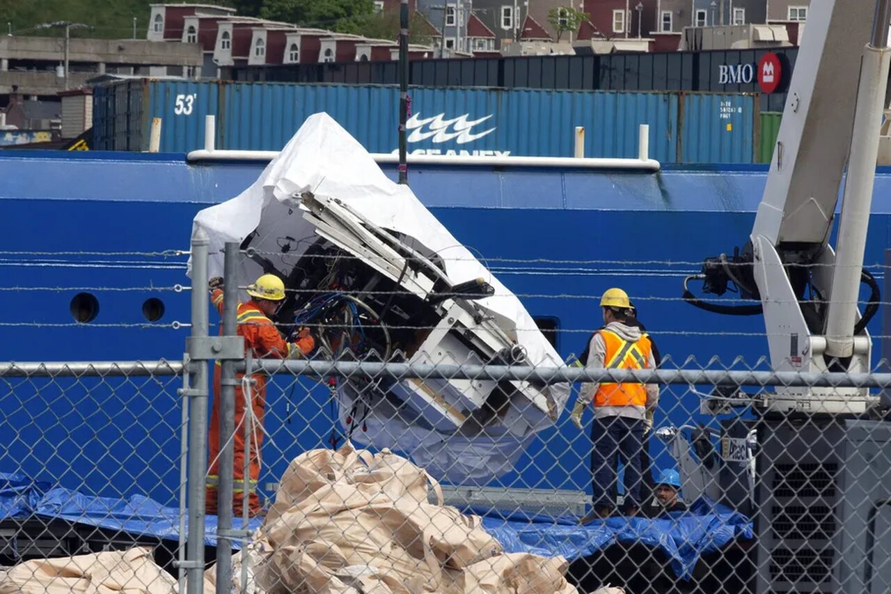 Primeiros destroços do submarino chegam em um porto do Canadá