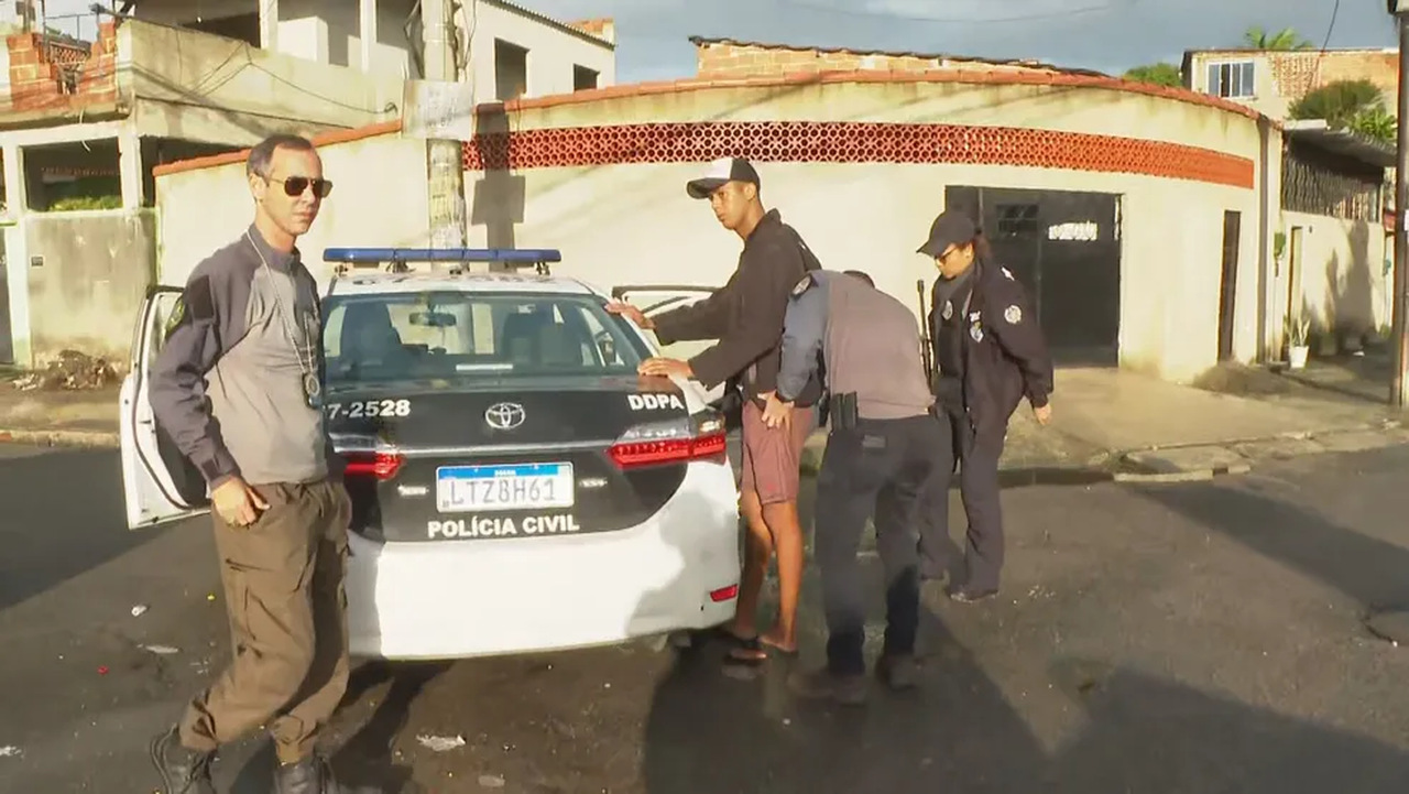 Jeander Vinícius da Silva Braga é preso pela Polícia Civil — Foto: Betinho Casas Novas/ TV Globo