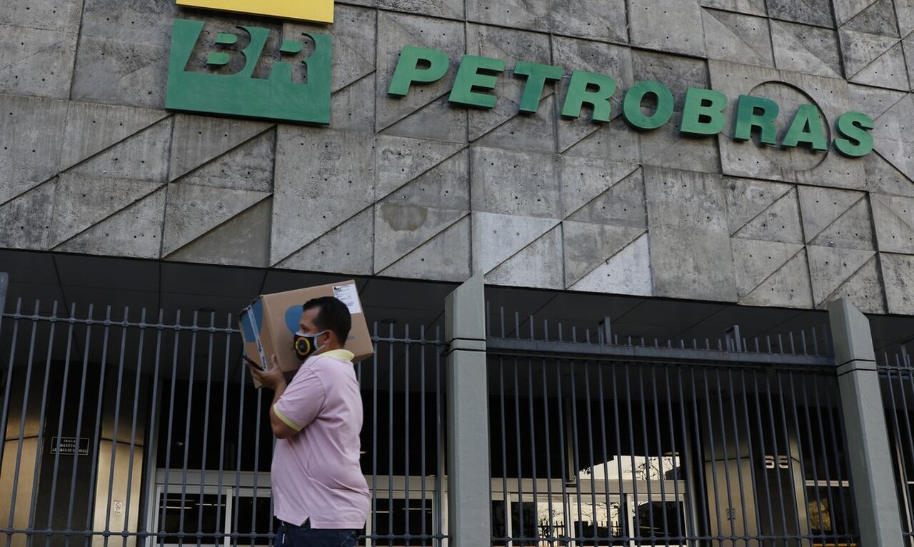 ABAIXOU! Petrobras reduz preço da gasolina em R$ 0,12 para as distribuidoras